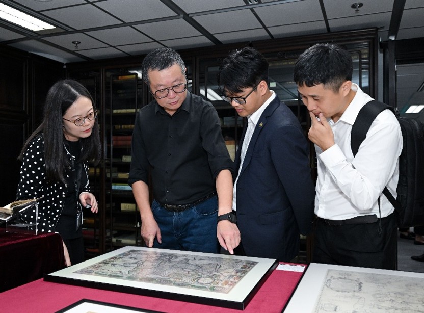 Image of Archives and Special Collections Librarian Dr. Shirley Zhang introducing HKUST map collection to Dr. Liu