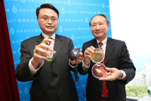 Prof King-Lun YEUNG (left) and Prof Joseph KWAN demonstrates the efficacy of the smart disinfecting coating