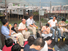Professors Tik-sang LIU, Siu-woo CHEUNG and others (Humanities) conducting field trip in Tai O